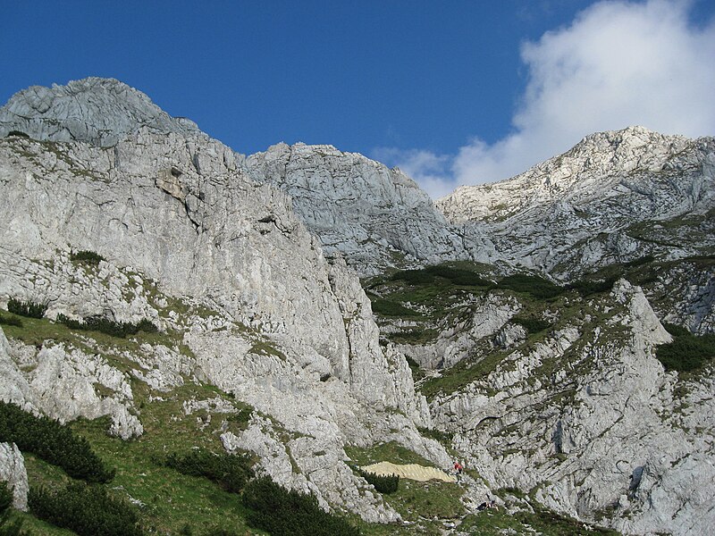 File:Piatra Craiului, creasta de mijloc.jpg