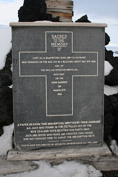 File:Plaque at Cape Evans.jpg