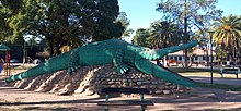 Plaza central de Caimancito donde se observa una escultura de un caimán.