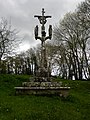 Calvaire de la chapelle Sainte-Barbe : Ange portant les instruments de la Passion entre saint Jean et saint Méen.