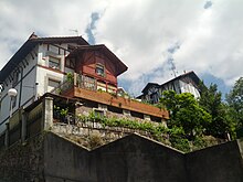 Pocket of detached houses (18200589864).jpg