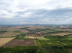 Pohled z Hazmburku, Slatina v pozadí Říp.JPG