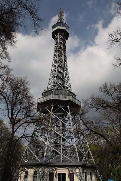 File:Praha, rozhledna na Petříně.JPG