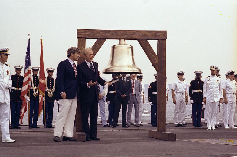 File:President Ford initiates the ringing of Bicentennial bells - NARA - 7142138.jpg