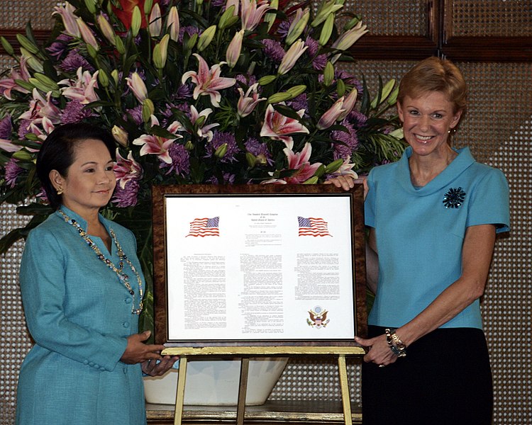 File:President Gloria Macapagal-Arroyo and US Ambasador Kristie Kenney present a signed copy of the US Stimulus Law.jpg