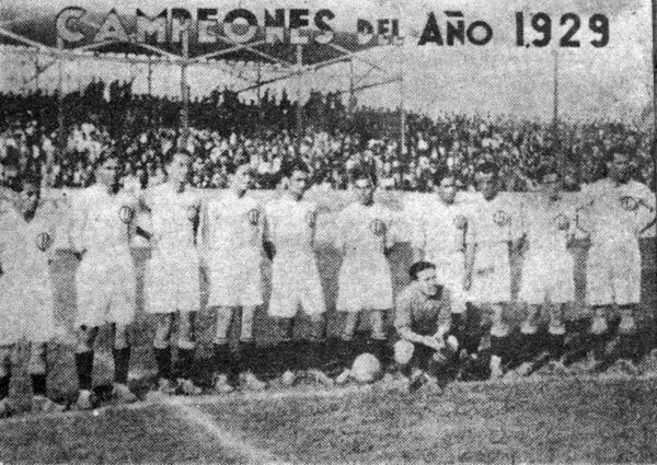 The Universitario squad that won their first Primera División title in 1929: Alva; C. Galindo, Rotta, Denegri, P. Galindo, Astengo, M. Pacheco, P. Pac