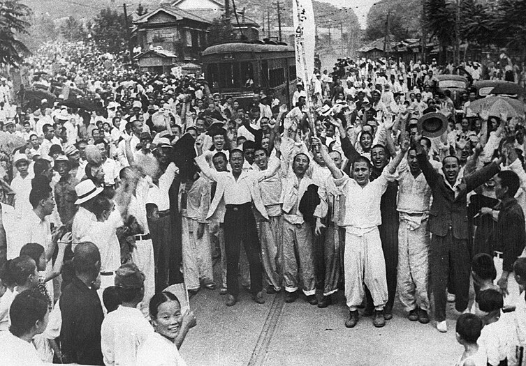 8월 15일 일본이 포츠담 선언을 무조건 수용하고 항복함에 따라 식민지였던 조선이 해방되었다. 해당 사진은 8월 16일 오전 9시 마포 형무소 앞에서 수감자들이 풀려나온 사진이다.