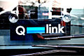 Qlink logo achter de voorruit van een Qbuzz bus.