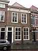 Huis met witgeverfde lijstgevel