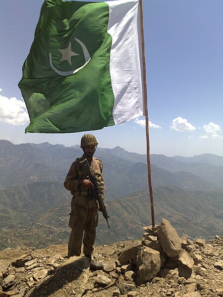 Tập_tin:Raising_the_flag_in_Swat_-_Flickr_-_Al_Jazeera_English.jpg
