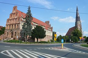 Gothic town hall, Chojna, built by Germans in 1320, when the town was known as Konigsberg in der Neumark Ratusz i Kosciol Mariacki Chojna.jpg
