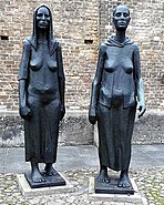 The monument Zwei Stehende (Two Women Standing) by Will Lammert and Fritz Cremer in front of the Wall of Nations
