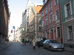 Vista de la calle Pils en la intersección con las calles Anglicanu y Akla