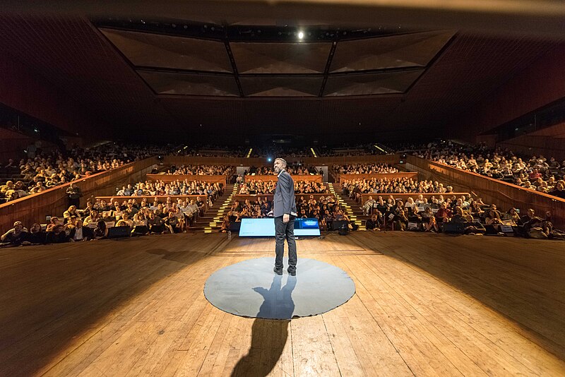 File:Roie Galitz Speaking 01.jpg