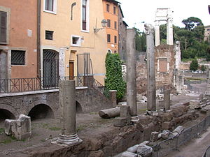 Rester av Octavias portik som omgärdade Jupiter Stators tempel och Juno Reginas tempel.
