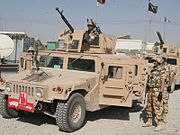 アフガニスタンに派遣されたルーマニア軍の装甲ハンヴィー。OGPKにDShK38重機関銃を装備している。