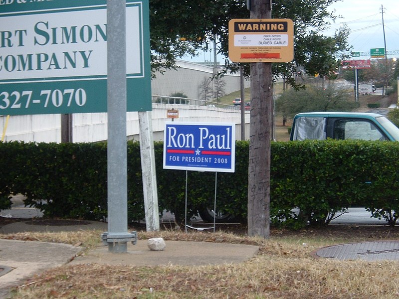 File:Ron Paul in front of work! (2196424780).jpg