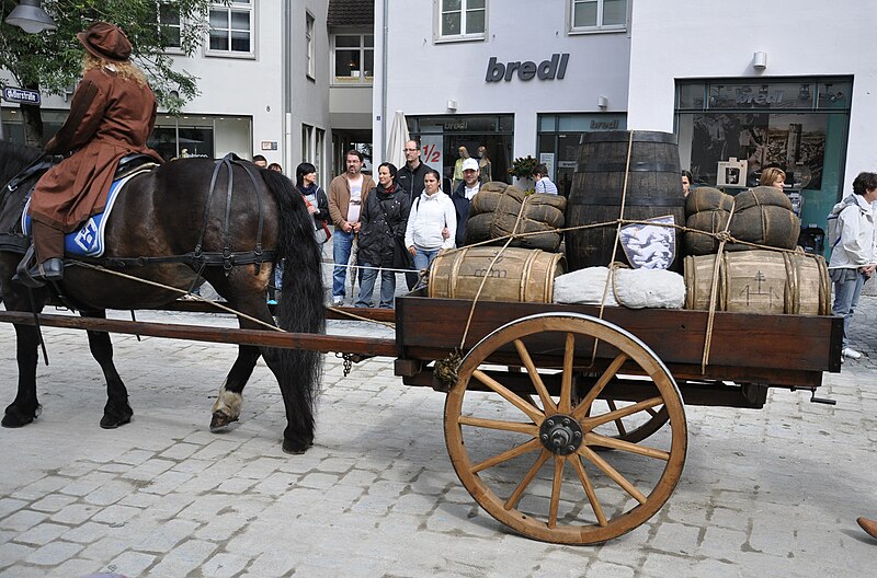 File:Rutenfest 2011 Festzug Handelsgesellschaft Fässer und Ballen.jpg