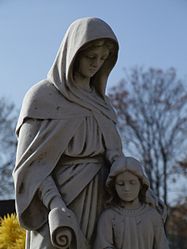 Rzeźba Matki Boskiej na cmentarzu "Mary with Son" - grave sculpture