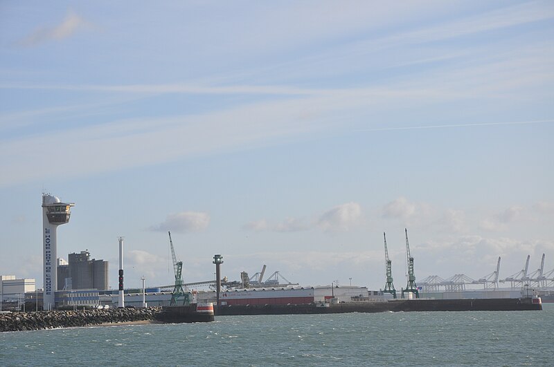 File:Sémaphore et grues sur le port du Havre.jpg