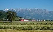 24. KW Die SBB Re 420 mit dem EuroNight "Zürichsee" aus Zagreb/Belgrad auf der Bahnstrecke Chur–Rorschach nach Zürich, zwischen Buchs und Sevelen (Mai 2010).