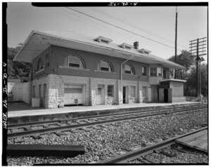 Zuid en West gevels, FROM spoorlijn, naar het noordoosten - Rock Island Railroad, LaSalle Depot van de passagier, First Street, ten oosten van Creve Coeur Street, La Salle, La Salle HAER ILL, 50-LASAL, 6-4.tif