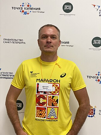 Дмитрий Ерохин, ведёт журналистский репортаж
