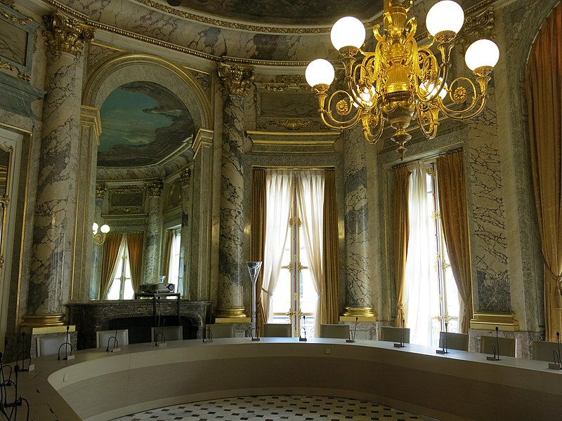 File:Salle du tribunal des conflits du Conseil d'État.jpg