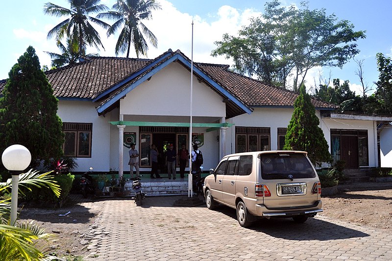 File:Salut Village office 110716-15834 sntong.jpg