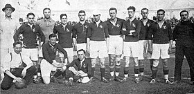 Photographie en noir et blanc de l'équipe de football espagnole. Onze hommes sont debout et trois sont accroupis.