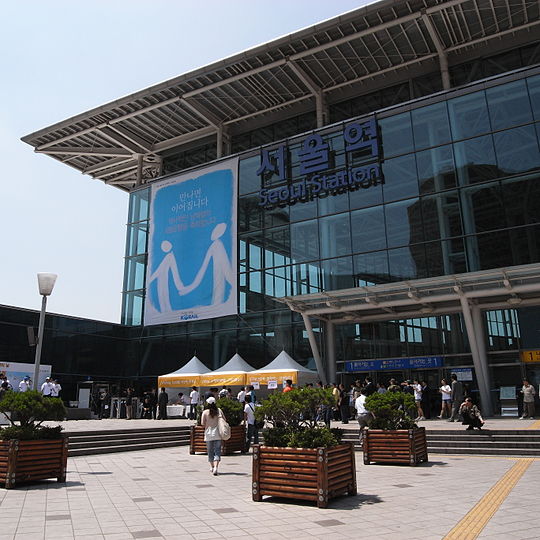 Seoul station. Железнодорожный вокзал Сеула. Сеул ЖД вокзал. Вокзалы Южной Кореи. Сеул Стейшен.