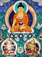 Slikanje z mongolsko distempero iz 19. stoletja z zlatimi odtenki, ki prikazuje Šakjamunija ob Avalokiteśvari in Mandžušri. Oblika Mandžušrija, ki je upodobljena tukaj, ne uporablja značilnega gorečega meča, vendar obstaja več oblik osem velikih bodhisatva, nekatere temeljijo na indijskih tradicija in druga vizija zgodovinskih mojstrov.