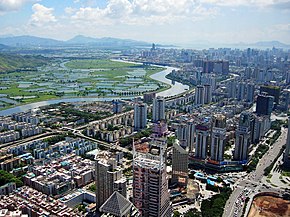 Západní část Shenzhen CBD a řeky Shenzhenhe a rýžová pole