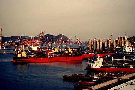 Tập tin:Ships in Busan.jpg