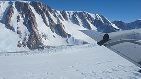 Vue aérienne du glacier Priestley et du chaînon Eisenhower, sur le versant septentrional de la chaîne du Prince-Albert.