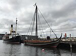 En replika av vikingaskeppet Sif Ege i Frederikssunds hamn i Danmark, framför S/S Skjelskør.