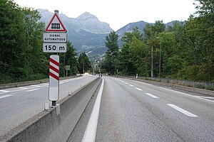 J10 Distance restant à parcourir avant d'atteindre un passage à niveau (3 barres, à gauche)