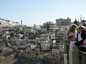 סילואן - בתחתית התמונה ניתן להבחין במערות קבורה מתקופת הבית הראשון