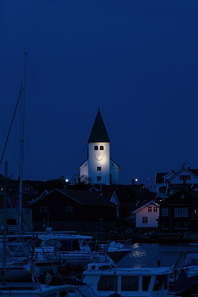 File:Skärhamns kyrka och gästhamn Tjörn 2019 08 07 a.jpg