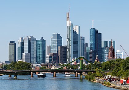 Panorama de Frankfurt am Main, Alemanha. Com 773 068 habitantes (31 de dezembro de 2022), Frankfurt am Main é a cidade mais populosa do estado de Hesse e a quinta maior da Alemanha. É uma cidade independente e forma o centro da área metropolitana de Frankfurt com mais de 2,3 milhões de habitantes. Cerca de 5,8 milhões de pessoas vivem na região metropolitana Frankfurt/Reno-Meno (área do Reno-Meno). É um dos centros urbanos mais importantes da Alemanha desde a Idade Média. (definição 8 003 × 5 622)