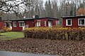 Svenska: Bostäder i området Sibirien, Horndal, Sverige. De undermåliga arbetarbostäderna i Sibirien och Skvallerbo revs i mitten av 1960-talet, och i Sibirien byggdes nya hus upp (i folkmun kallade "Sockerlådorna") 1969–1970. Husen på bilden är byggda 1970.