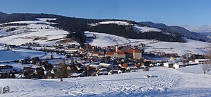 Sankt Lambrecht benediktiiniluostarin kanssa talvella