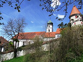 Leutkirch im Allgäu, rechts toren (der Pulverturm) met kerk (de Sankt Martins Kirche)