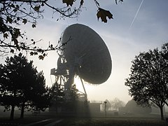 Une autre antenne parabolique dans la brume du matin.