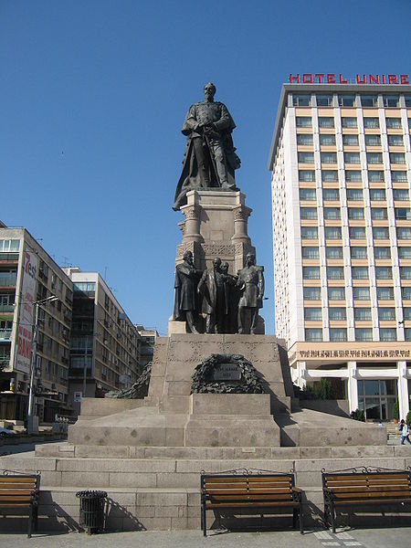 File:Statuia lui Alexandru Ioan Cuza din Iaşi5.jpg