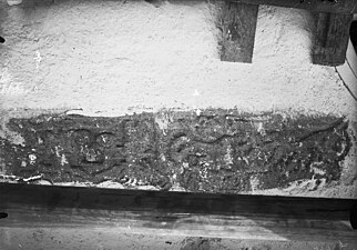 Nattvarden, romansk relief på korets södra södra yttermur.[11]