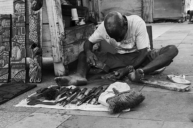 图为巴西伯南布哥州奥林达市的街头工匠。