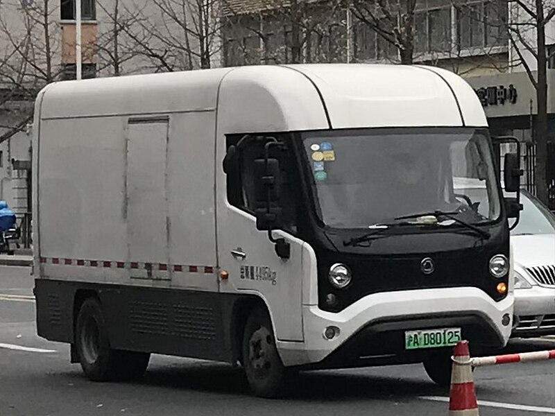 File:Sunlong Guangxi Yibian NEV electric logistics van 001.jpg