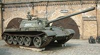 T-55戦車（T-54の改良型）。砲身先端部に排煙器があり、キューポラ前のベンチレーターカバーが無くなっている。また砲塔の右前下部に、外気取り入れ用のごく小さなスリットが追加され、車内のエアフィルターにつながっている