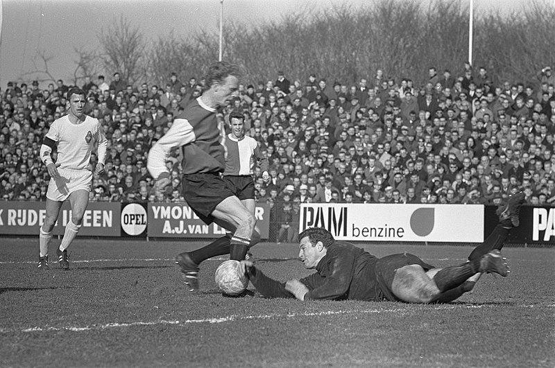 File:Telstar tegen Feyenoord 0-2, keeper Stuy in duel met Geels, Bestanddeelnr 920-1721.jpg